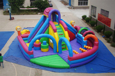 Toboggan gonflable avec bac à balles et espace de jeu