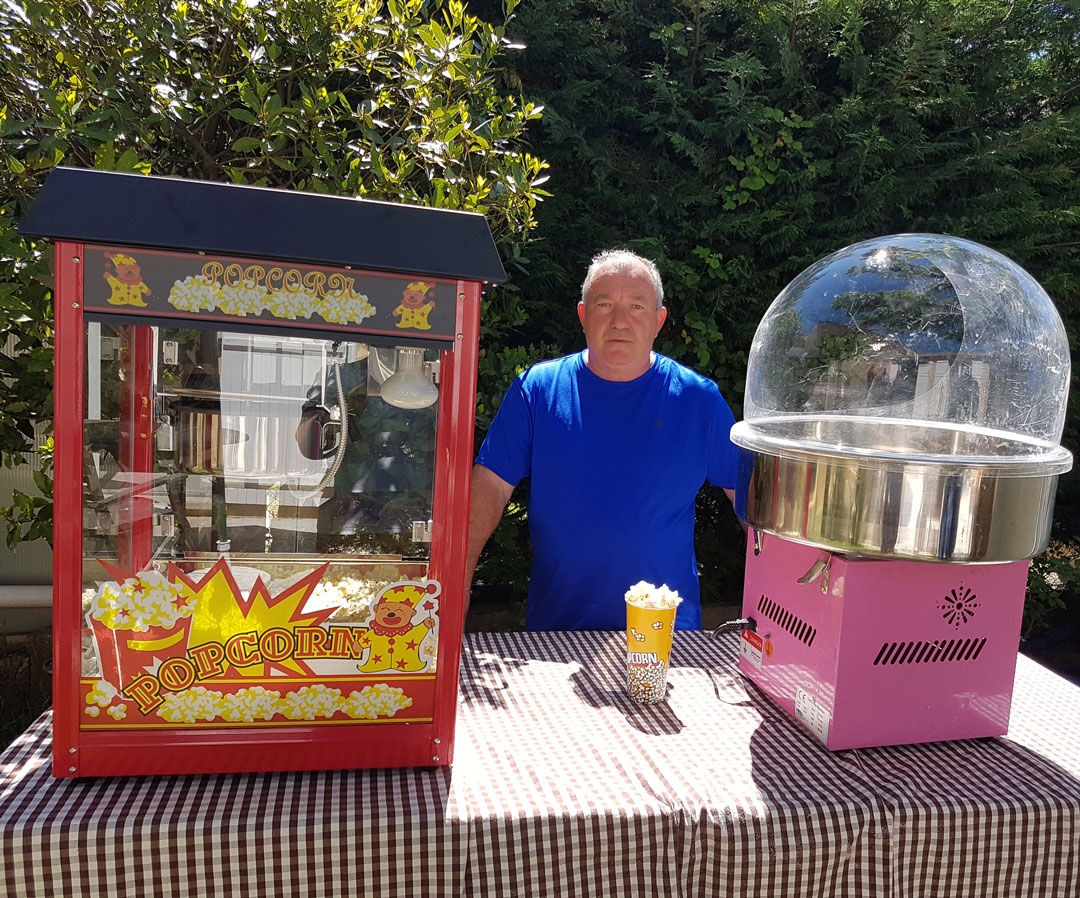 Machines à popcorn et barbe à papa avec un animateur